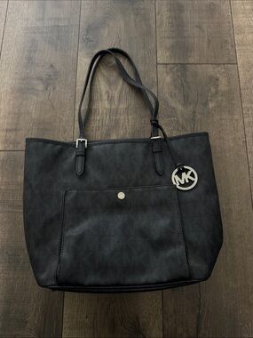 Michael Kors Jet Set Snap Pocket Tote Mono Logo Print PVC Outlet Store Model